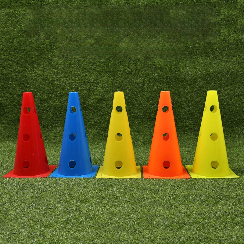 Futbolo treniravimo konusas su logotipo kibiru ir kvadratine baze, PE medžiaga, prekės ženklas Neli, kilmė Zhejiang, treniruočių pagalbinė įranga