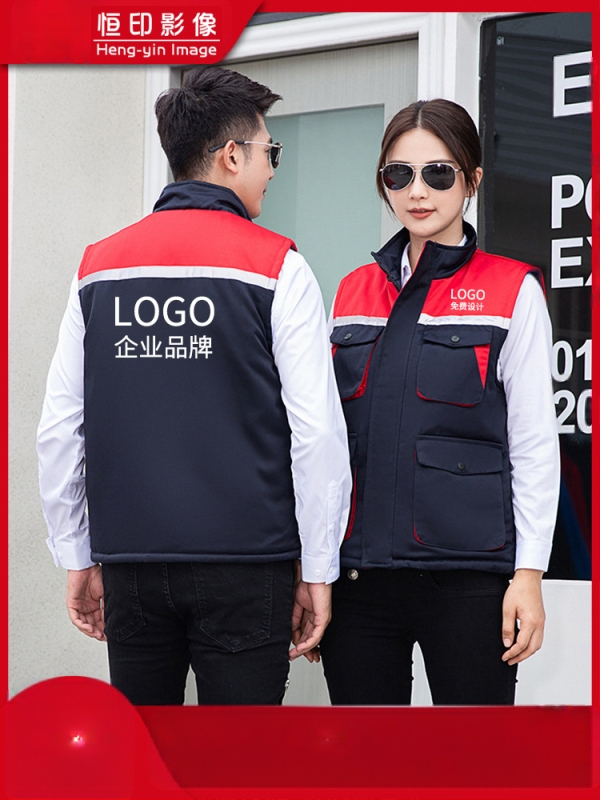 Žieminė storesnė medvilninė liemenė darbui, su stovinčiu apykakliliu, užtrauktuku, keliomis kišenėmis, tiesia apdaila