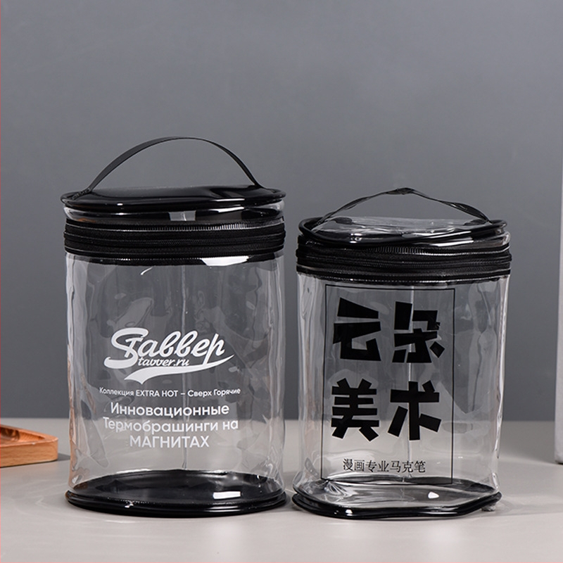 Skaidrus PVC pakavimo maišelis su apvalia cilindrine forma ir užtrauktuku, skirtas žymekliams ir pieštukams