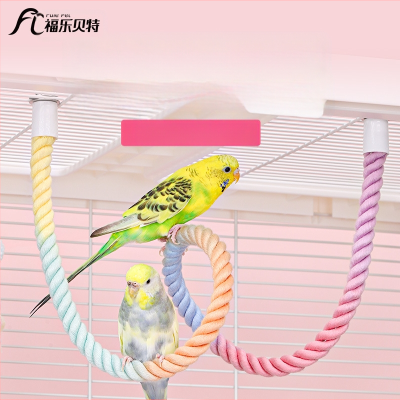 Папагалска играчка с въже за катерене, пръстенна люлка, дъвчаща стълба и стойка за птици; материали: полиестерно‑памучно влакно, PP пластмаса, галванизирани метални фитинги, ядро от нисковъглеродна стомана