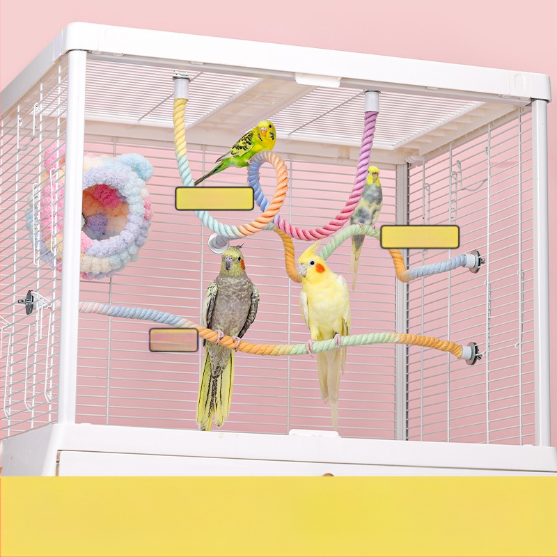 Папагалска играчка с въже за катерене, пръстенна люлка, дъвчаща стълба и стойка за птици; материали: полиестерно‑памучно влакно, PP пластмаса, галванизирани метални фитинги, ядро от нисковъглеродна стомана