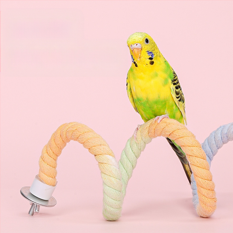 Папагалска играчка с въже за катерене, пръстенна люлка, дъвчаща стълба и стойка за птици; материали: полиестерно‑памучно влакно, PP пластмаса, галванизирани метални фитинги, ядро от нисковъглеродна стомана
