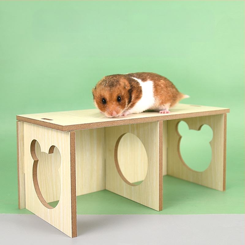 Хамстер дървен дом с лабиринт и спално гнездо — дървена конструкция; подходящ за хамстери; включва укритие и гнездо за спане (Материал: дърво; За хамстери; Включва: дом, лабиринт, спално гнездо)