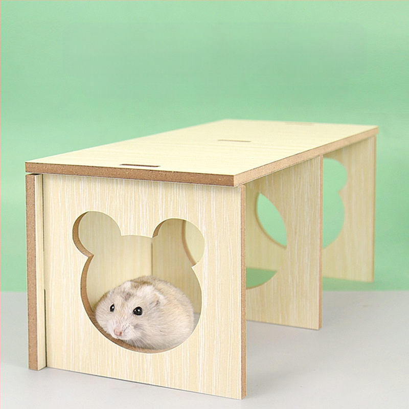 Хамстер дървен дом с лабиринт и спално гнездо — дървена конструкция; подходящ за хамстери; включва укритие и гнездо за спане (Материал: дърво; За хамстери; Включва: дом, лабиринт, спално гнездо)