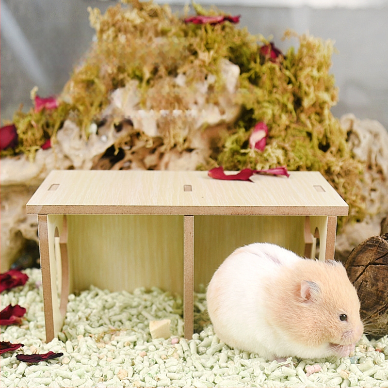 Хамстер дървен дом с лабиринт и спално гнездо — дървена конструкция; подходящ за хамстери; включва укритие и гнездо за спане (Материал: дърво; За хамстери; Включва: дом, лабиринт, спално гнездо)