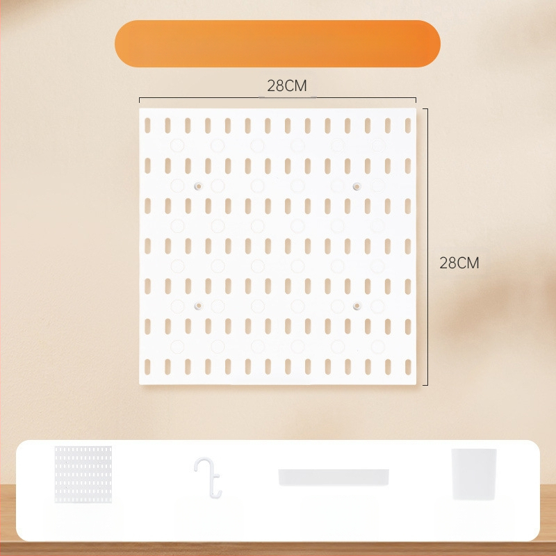 Επιτοίχιο ράφι αποθήκευσης από σφυρήλατο σίδερο με κυκλικές οπές για εργαλεία — μοντέρνος μινιμαλιστικός σχεδιασμός