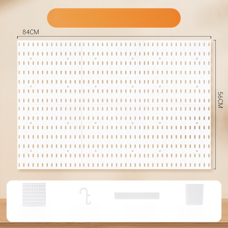 Επιτοίχιο ράφι αποθήκευσης από σφυρήλατο σίδερο με κυκλικές οπές για εργαλεία — μοντέρνος μινιμαλιστικός σχεδιασμός