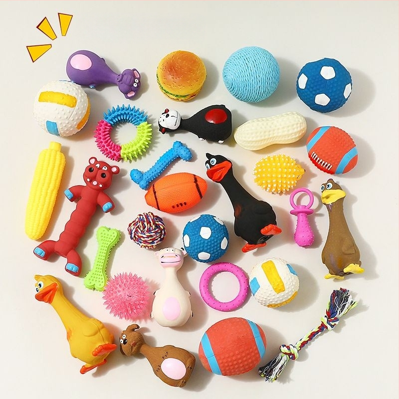 Дъвкалка за кучета – издръжлива играчка от телешка кожа за кученца и малки породи, топка и пръчка за дъвчене.