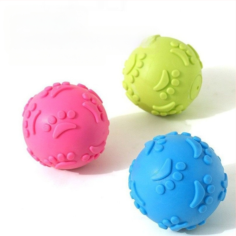 Дъвкалка за кучета – издръжлива играчка от телешка кожа за кученца и малки породи, топка и пръчка за дъвчене.