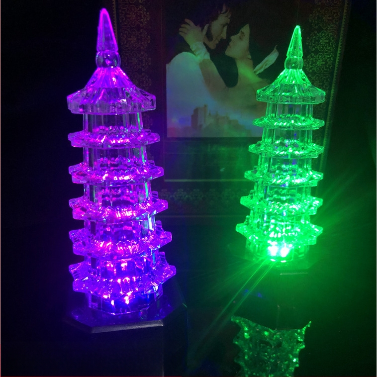 Turn cu pagodă acrilică LED luminos, construcție din plastic, destinat vârstelor 15–35 ani, ambalaj: cutie, categoria 3C: jucării peste 14 ani