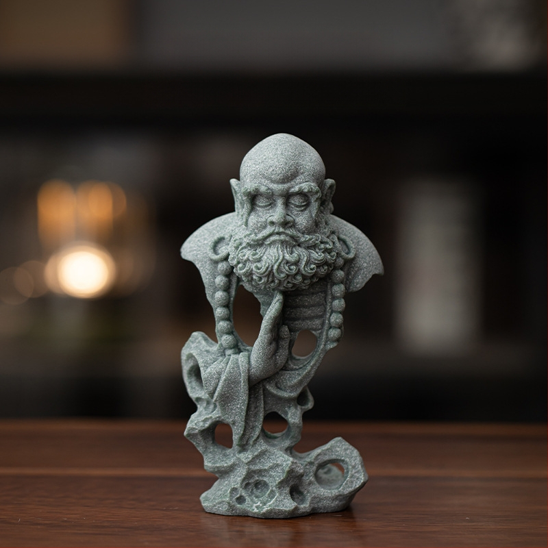 Smėlio akmens arbatos pet – Zen stiliaus, su Sun Wukongo ir Tathagatos figūromis, dekoratyvinis elementas svetainėje