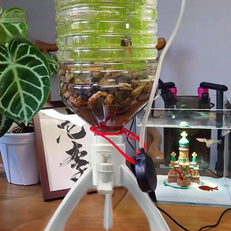 DIY műanyag akváriumi vízforgalmazó eszköz fordított háromlábú ásványvíz-palackkal