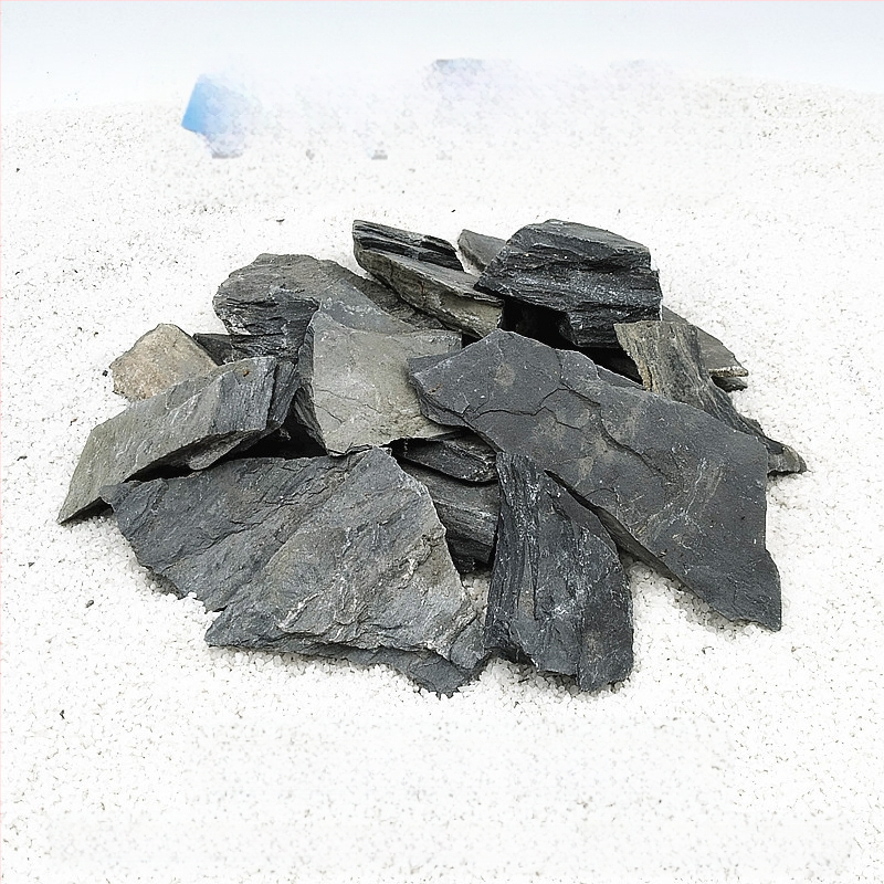 Bruņurupuču terārijs: sauļošanās platforma no akmens plāksnēm, dekoratīvie akmeņi