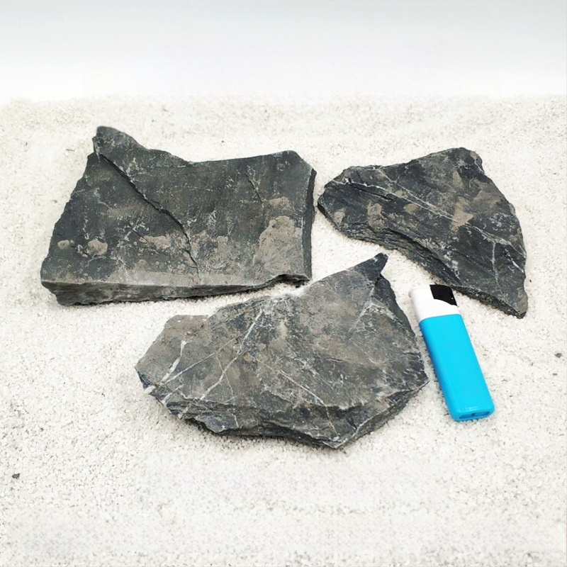 Bruņurupuču terārijs: sauļošanās platforma no akmens plāksnēm, dekoratīvie akmeņi