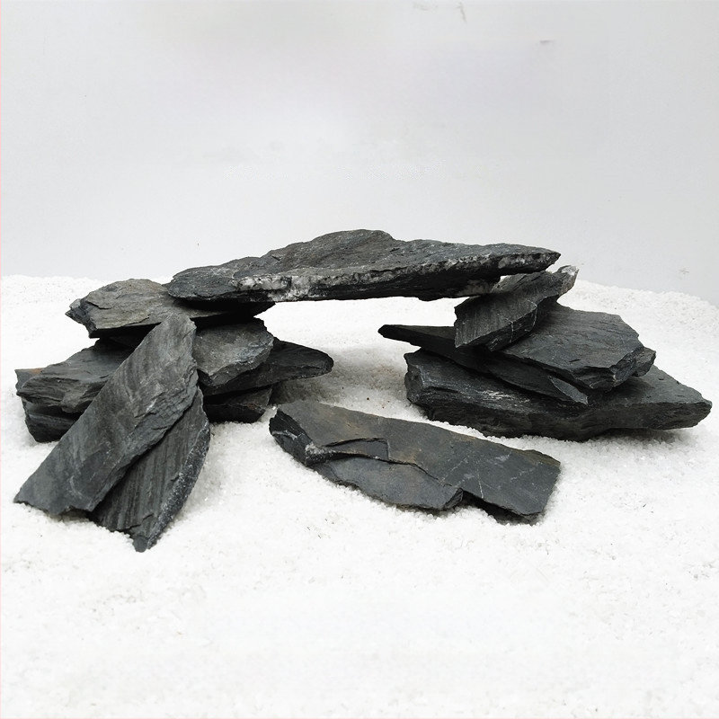 Bruņurupuču terārijs: sauļošanās platforma no akmens plāksnēm, dekoratīvie akmeņi