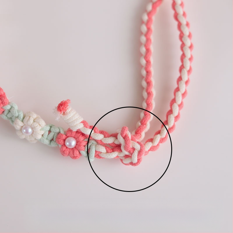 Каишка за мобилен телефон с плетено цветче - ръчно изработена, памучно въже, метално копче, регулируема дължина, женски стил