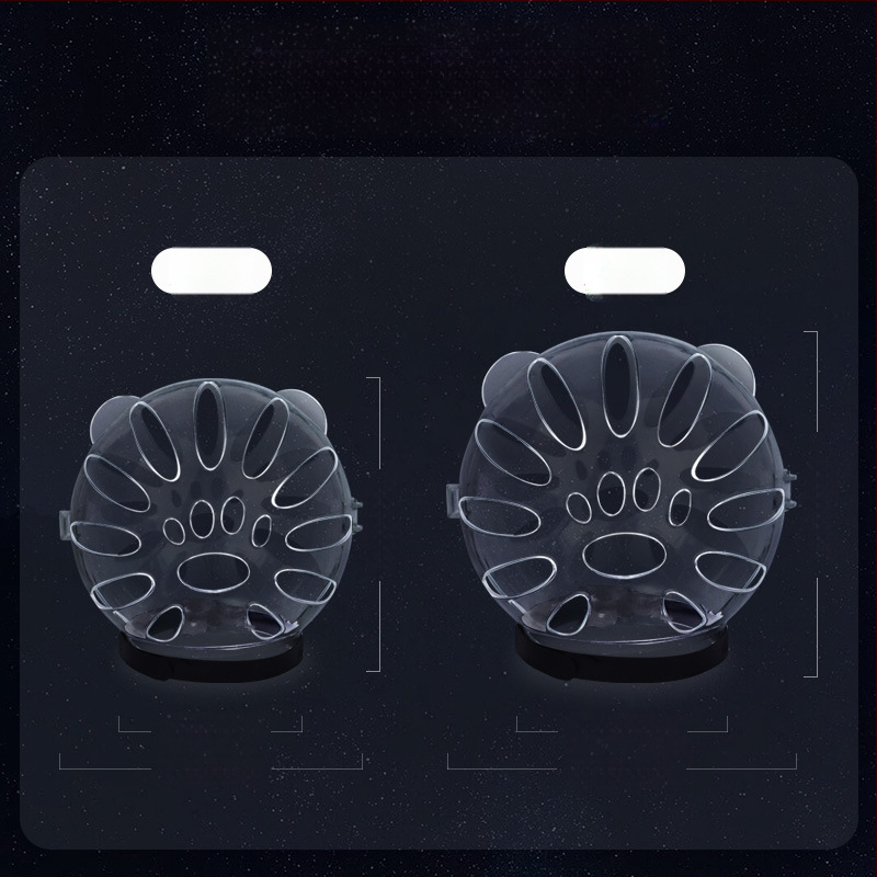 Katės kosminė skrybėlė su Elžbietos apykakle – prieš laižymą, monochrominis raštas, PET medžiaga, karikatūrinis stilius