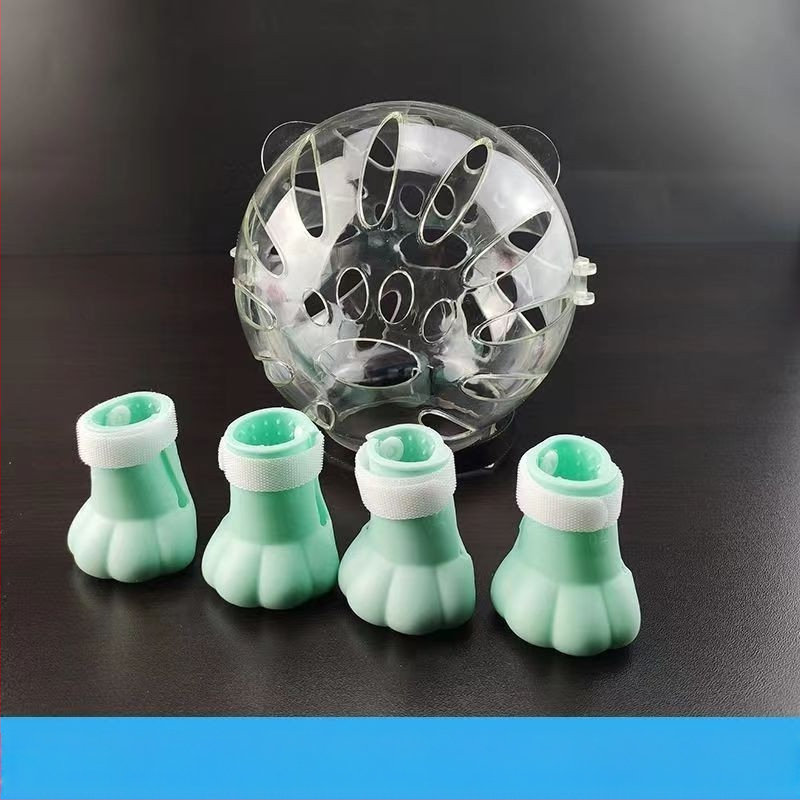 Katės kosminė skrybėlė su Elžbietos apykakle – prieš laižymą, monochrominis raštas, PET medžiaga, karikatūrinis stilius