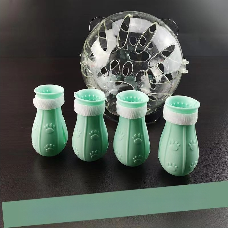 Katės kosminė skrybėlė su Elžbietos apykakle – prieš laižymą, monochrominis raštas, PET medžiaga, karikatūrinis stilius