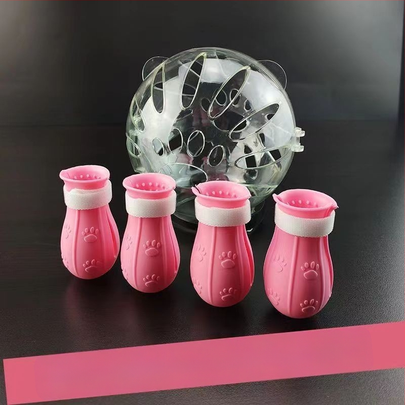 Katės kosminė skrybėlė su Elžbietos apykakle – prieš laižymą, monochrominis raštas, PET medžiaga, karikatūrinis stilius