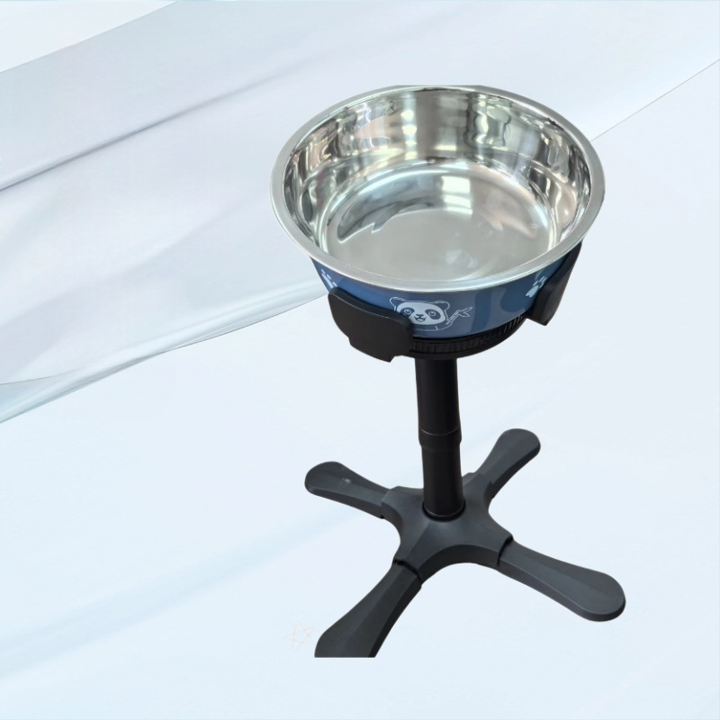 Komplekts ēdienam ar lēnu uzņemšanu suņiem un kaķiem — pret apgāšanos, ietver kausa turētāju, nerūsējošā tērauda kausus, lēnas barošanas plāksnes, trijstūra statīvu