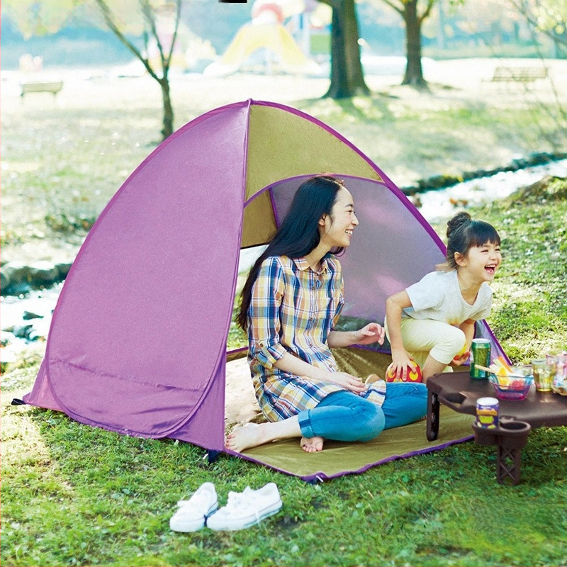 Dubultās personas automātiskā pludmales teltī ar ātru atvēršanu un saules aizsardzību; ārējā: poliesters; iekšējā: 190T ar sudraba pārklājumu; ārējā ūdensizturība 1000–1500 mm; apakšējā 1000–1500 mm; svars 1 kg