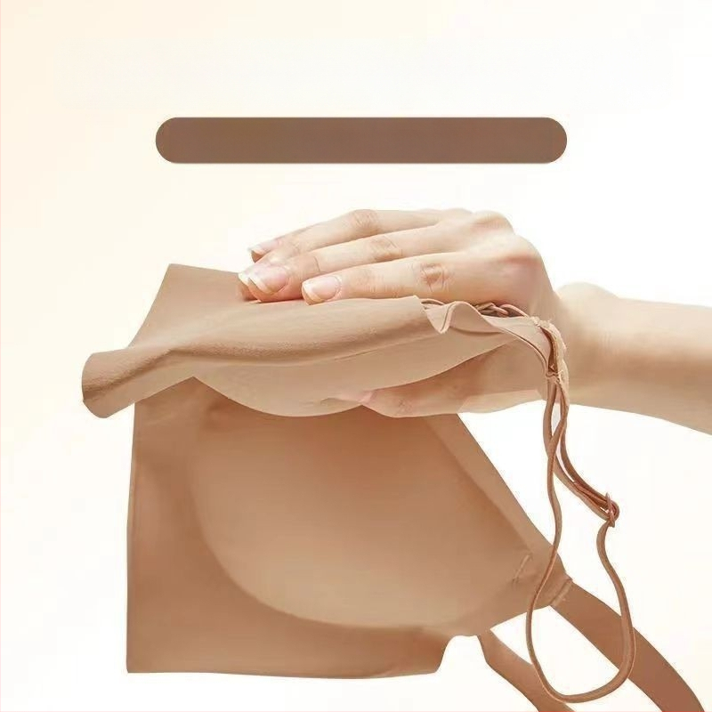 Be vielos liemenėlė su formuojančiais taurėmis, viršus plonas, apačia storesnė; pagrindinis audinys nailonas, pamušalas spandeks; fiksuoti dvigubi petnešos; nugaros užsegimas su trim sagtimis