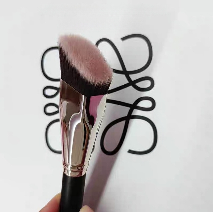 Πινέλο foundation με ξύλινη λαβή, συνθετικές ίνες, σετ από 1 τεμάχιο, συσκευασμένο σε σακούλα