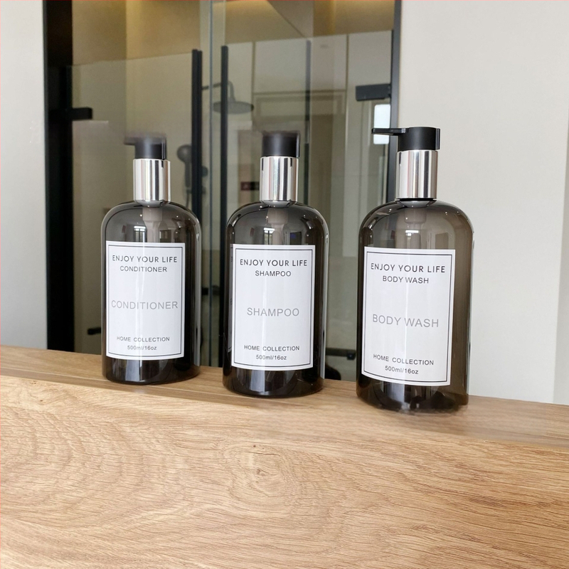 Ins stile plastikinė pompos buteliukas kosmetinėms skystims (šampūnas, dušo želė, kondicionierius, rankų skystis, skalbimo skystis) — PET medžiaga, PET blow molding gamyba, dangtelis su pompa, sienelės storis 0,2–1 mm, talpa 250–500 ml, logotipo spausdinim