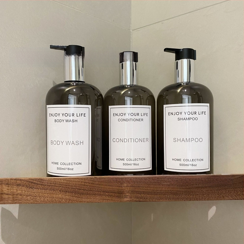 Ins stile plastikinė pompos buteliukas kosmetinėms skystims (šampūnas, dušo želė, kondicionierius, rankų skystis, skalbimo skystis) — PET medžiaga, PET blow molding gamyba, dangtelis su pompa, sienelės storis 0,2–1 mm, talpa 250–500 ml, logotipo spausdinim