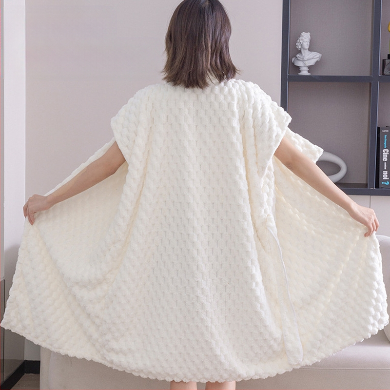 Moteriškas chalatas iš koralų fliso, sugeria drėgmę, pagrindinis audinys 80% poliesteris, svoris 475 g, tinkamas rudeniui