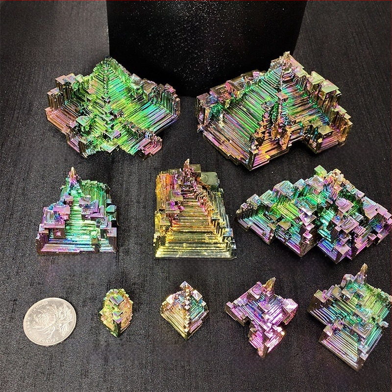 Δείγμα ορυκτού βισμούθιου, πυραμιδικό σχήμα, μεταλλικό διακοσμητικό