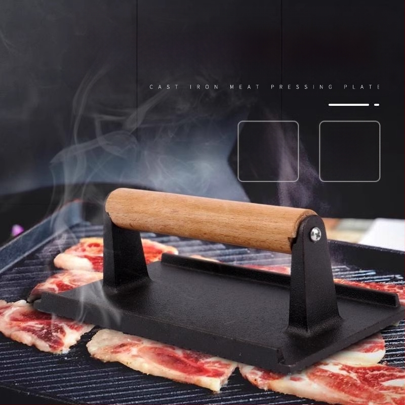 Geležinė mėsos presavimo lenta, stačiakampio formos, lauko kepsninėms, medine rankena, su įspaustu logotipu