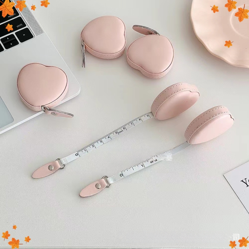 SYW drabužių matavimo juosta, mini nešiojama, su įspaustu logotipu, neimportuota, reljefinis įspaudimas, karšto štampavimo, sidabrinis karšto štampavimo, serigrafija, spalvinis spausdinimas, minimalistinis stilius