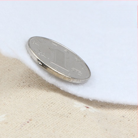 Dichu nepluoštinio audinio su vienpusiu lipniu pagrindu, storas pagalvėlės sluoksnis, 180 g/m², namų tekstilėms ir pakuotei