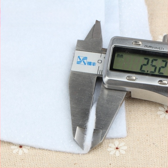 Dichu nepluoštinio audinio su vienpusiu lipniu pagrindu, storas pagalvėlės sluoksnis, 180 g/m², namų tekstilėms ir pakuotei