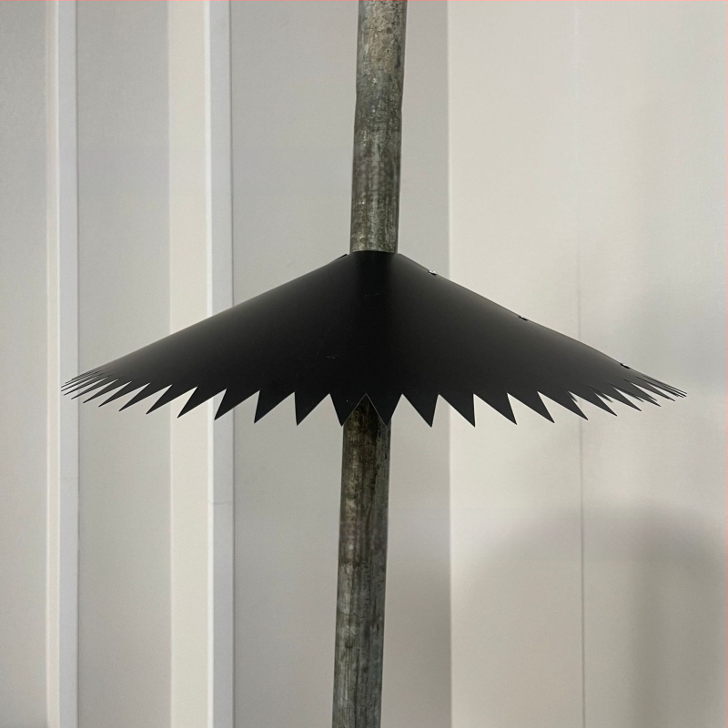 Птицеподхранилка за открито, кръгла обгръщаща конструкция с двупластова шипована защита срещу катерици