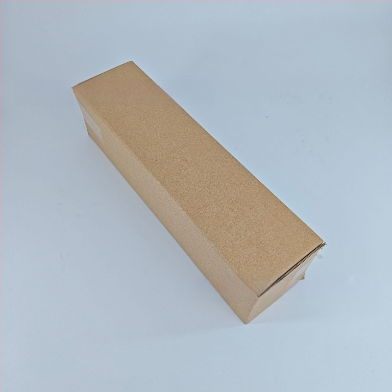 Птицеподхранилка за открито, кръгла обгръщаща конструкция с двупластова шипована защита срещу катерици