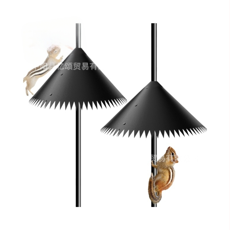 Птицеподхранилка за открито, кръгла обгръщаща конструкция с двупластова шипована защита срещу катерици