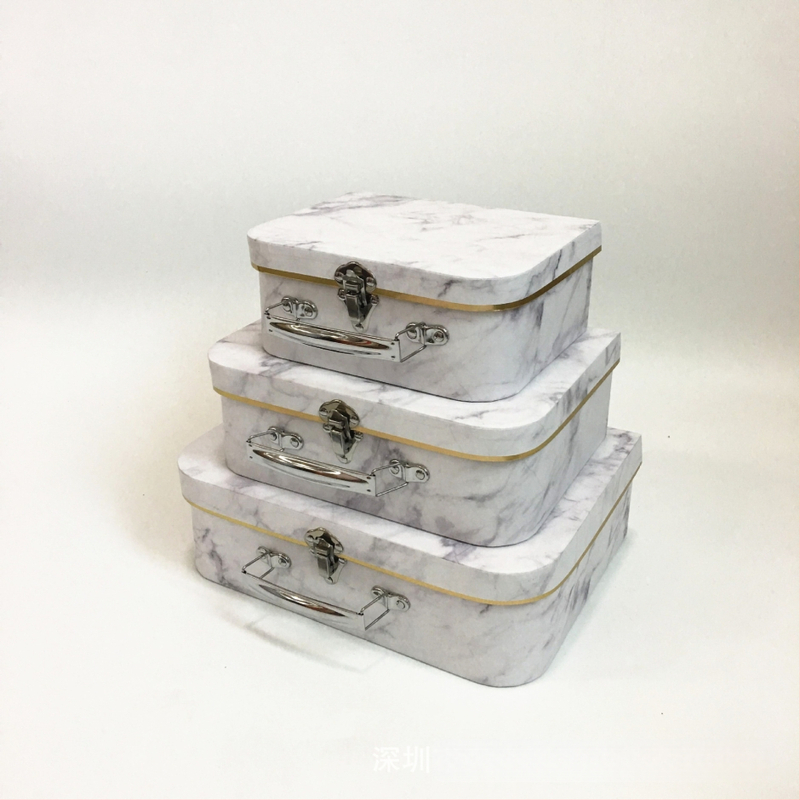 Тричастов набор подаръчни кутии с мраморен дизайн и дръжка – за сватби, цветя и лакомства; хартия/картон, офсетен печат, лого върху кутията, персонализирана обработка