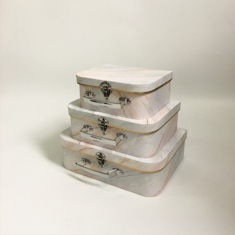 Тричастов набор подаръчни кутии с мраморен дизайн и дръжка – за сватби, цветя и лакомства; хартия/картон, офсетен печат, лого върху кутията, персонализирана обработка