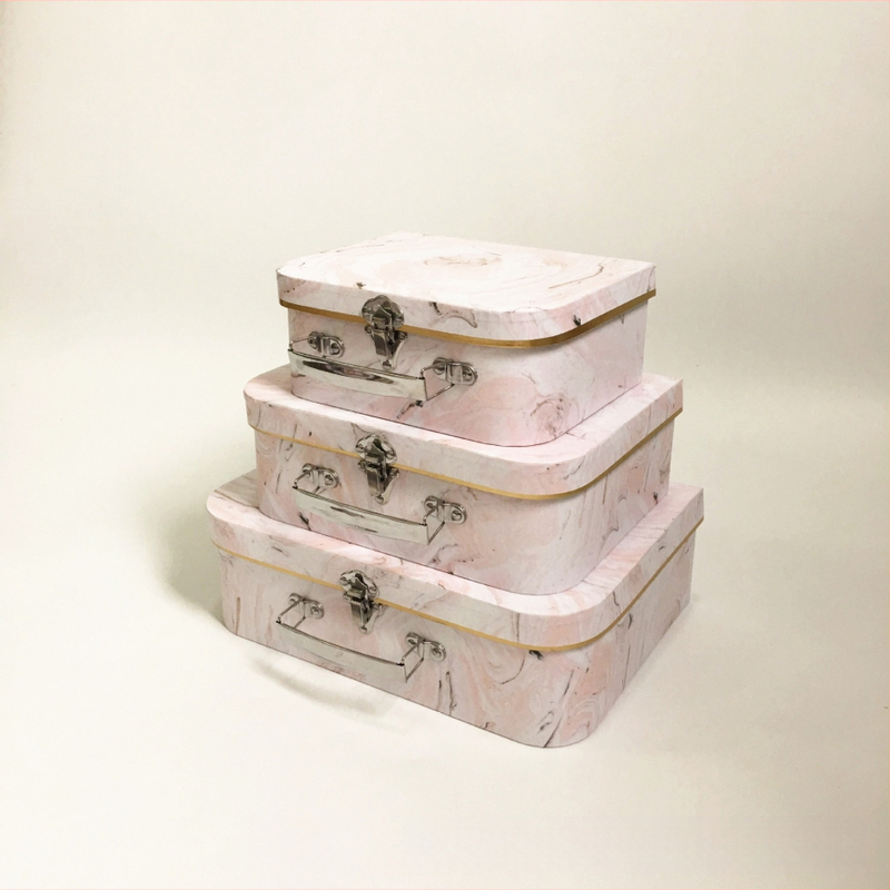 Тричастов набор подаръчни кутии с мраморен дизайн и дръжка – за сватби, цветя и лакомства; хартия/картон, офсетен печат, лого върху кутията, персонализирана обработка