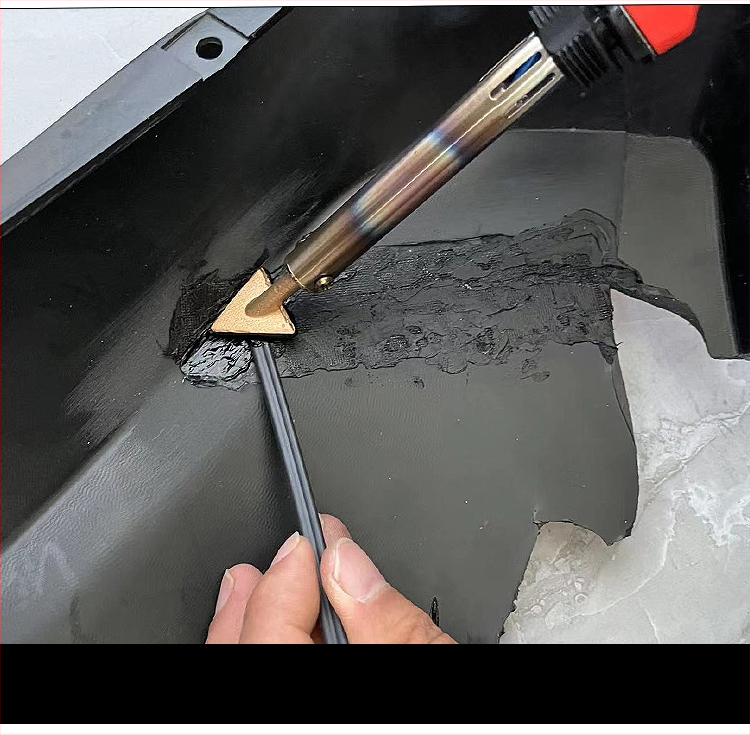 Alat za popravak automobalskog branka od plastike: popunjavanje rupa i popravak pukotina uz univerzalni pištolj za topljenje.