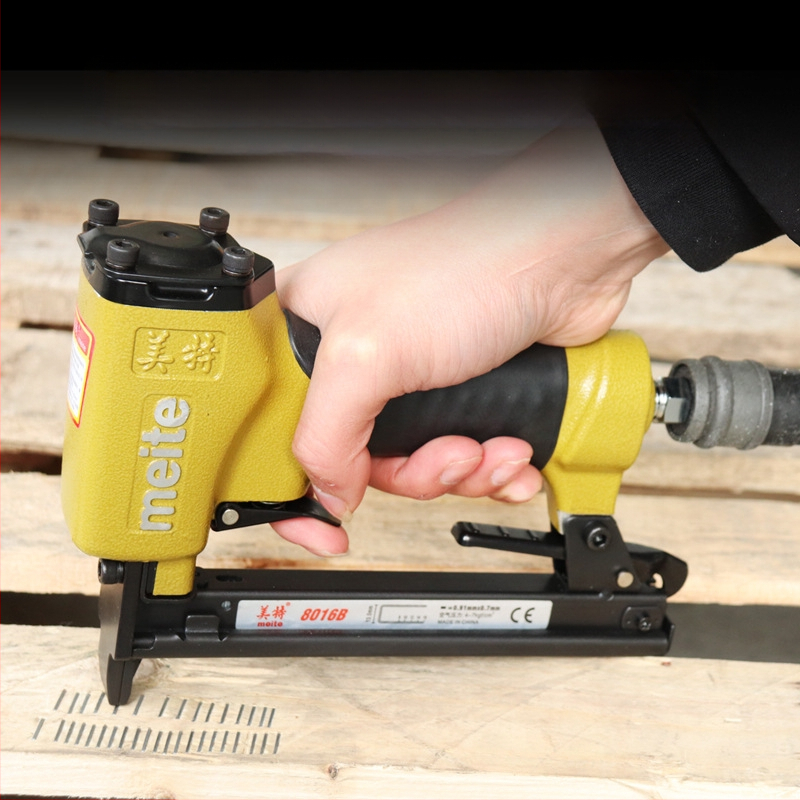 Пневматичен пистолет за кодни пирони за мебели и опаковане — 8006 кодни пирони, 5000 патрони