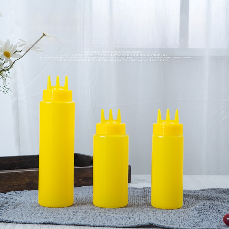 Plastikinis trijų angų spaudimo buteliukas padažams ir prieskonims — pritaikomas su logotipo spauda