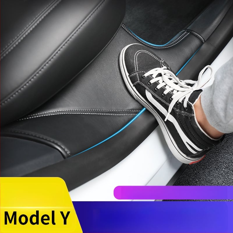 Ādas aizmugurējā durvju sliekšņa profils Tesla Model Y ar iebūvētu aizsargfilmu pret sitieniem