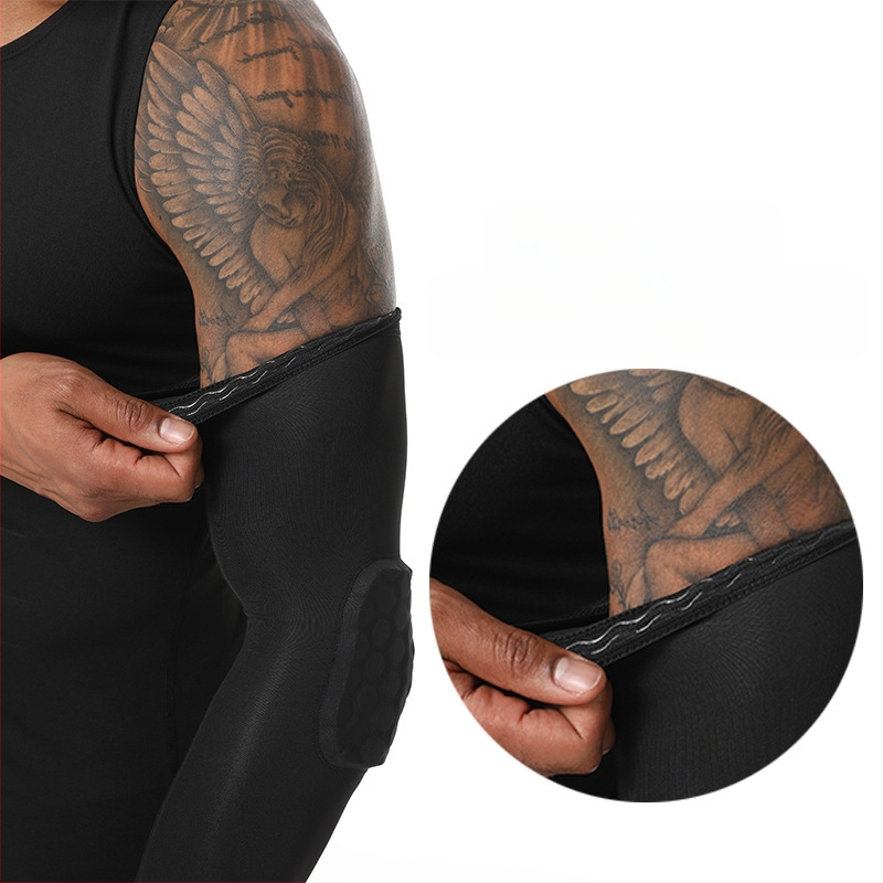 Spandekso alkūnų apsaugos su heksagoniniu raštu, tinkamos futbolui ir krepšiniui; tinka bėgimui, važiavimui dviračiu, tenisui ir kitiems kamuolių žaidimams