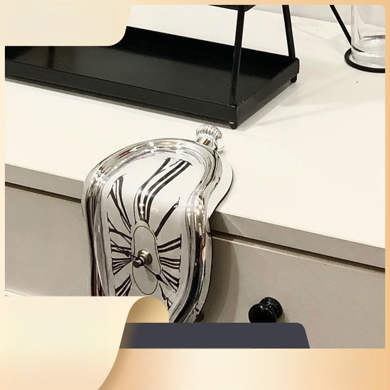 Dalí ihletésű olvadó torzított falióra, akkumulátoros működés, műanyag tokozás és számlap, egyoldalas kijelző