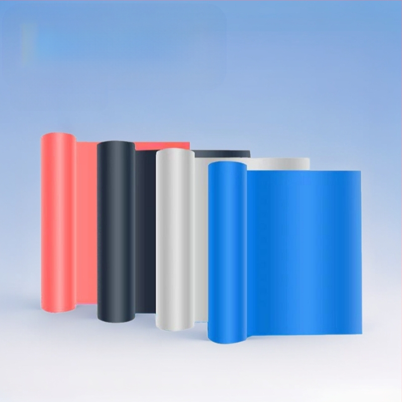 Pašlīmējoša ūdensnecaurlaidīga jumta membrāna — slāņains rulējums, poliestera šķiedras kodols, ūdensnecaurlaidība 1 m ūdens staba 24 stundas, plīsuma izturība 15–18