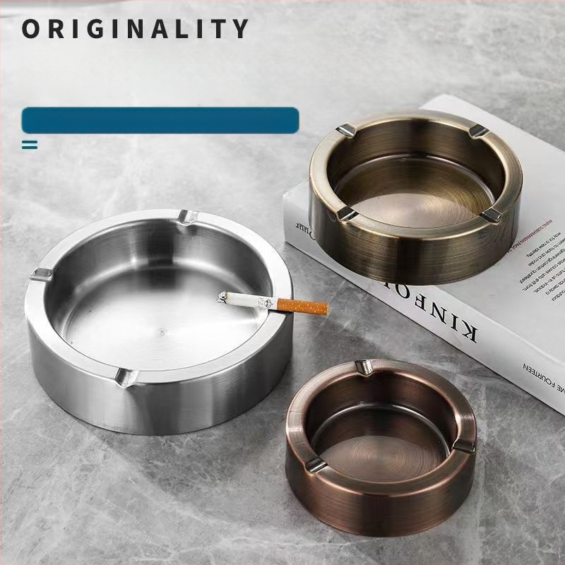 Rozsdamentes acélból készült konikus hamutál, szélvédett kialakítás, logóval ellátva, ideális vállalati ajándék